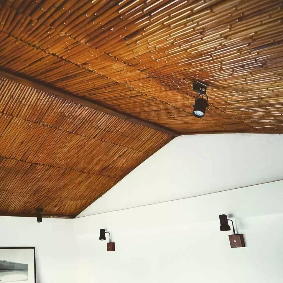 这位帅哥开着民宿却不好好做生意天南海北收藏好物分享给游客