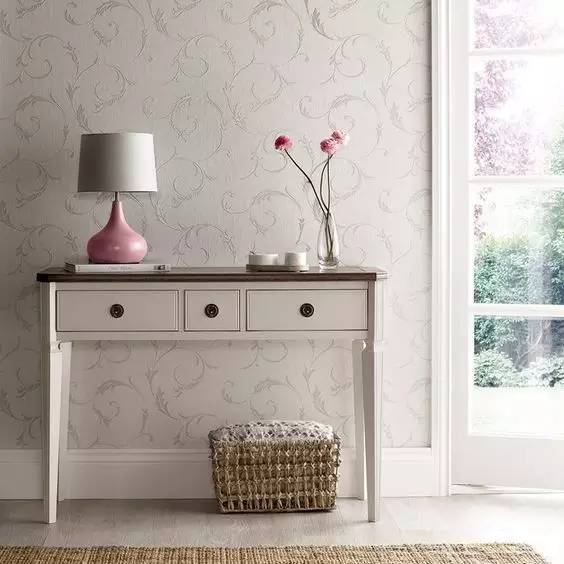 粉色卫衣搭配灰色直筒裤,粉色毛衣搭配灰色阔腿裤