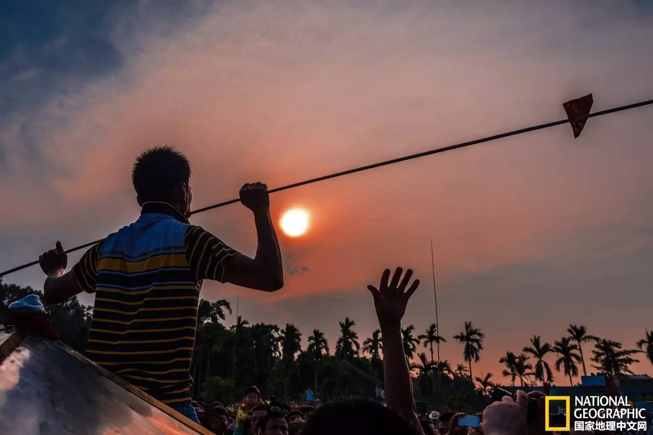 海南祭神灵历史由来,海南风俗穿杖仪式