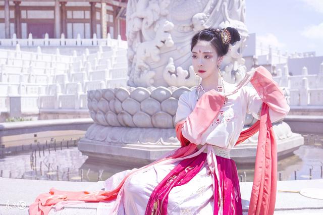 小说：她被辣死后竟带着手机穿越了，完成猥琐任务就能跟现代通话