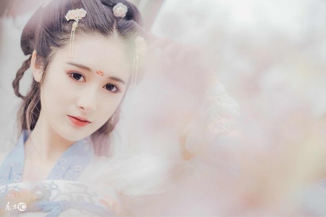 故事：她见姐姐很开心，想到前世姐姐惨死，她就坚定了*仇报**的决心