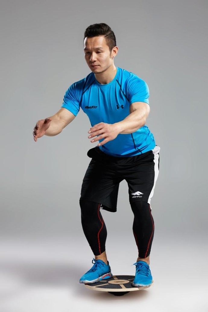 足球运动中踝关节扭伤如何处理,足球运动中踝关节损伤原因