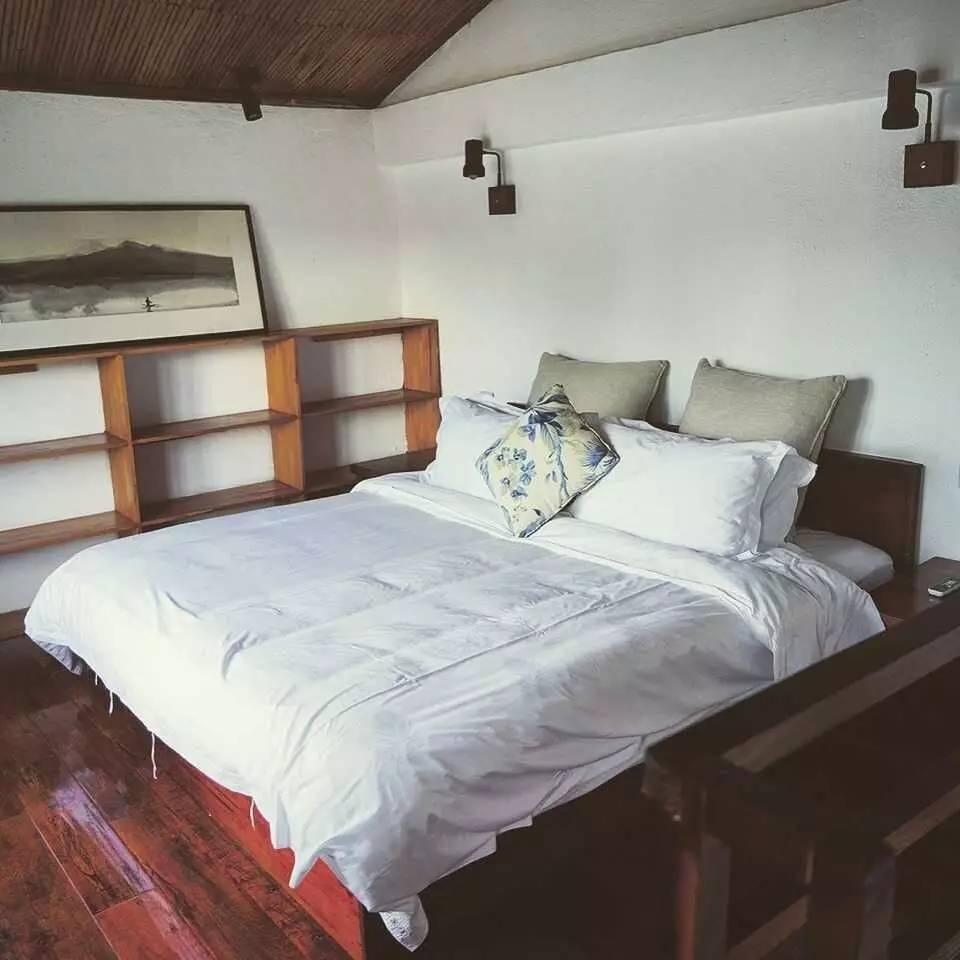 这位帅哥开着民宿却不好好做生意天南海北收藏好物分享给游客