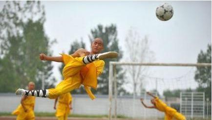 真正的功夫足球！少侠这么好的身手，来踢球真是太可惜啦！