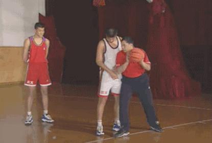 为什么抬起中枢脚投篮不是违例,在激烈的攻防对抗中如何正确投篮