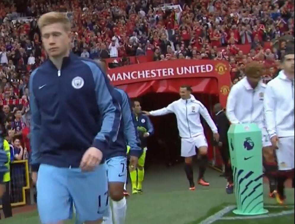 这个周末皇马曼联拜仁等俱乐部轮番为这件夹克上演了卖家秀