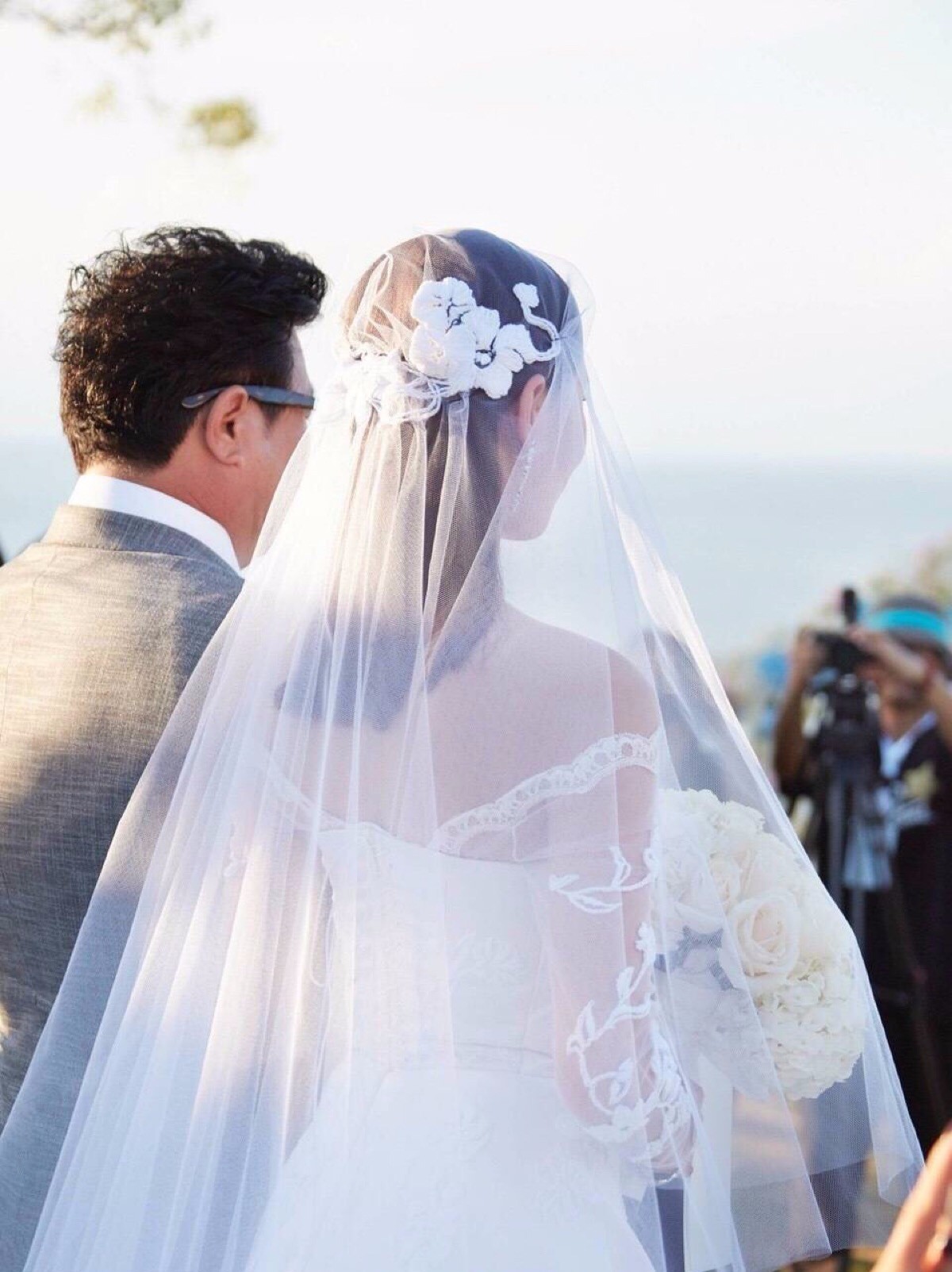 露背婚纱款式,露背婚纱怎么穿好看