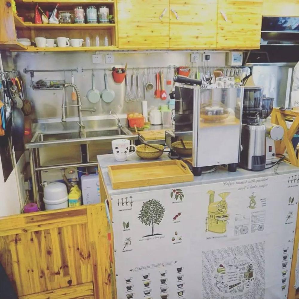 这位帅哥开着民宿却不好好做生意天南海北收藏好物分享给游客