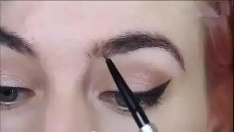 有闭口痘痘化的妆,脸上有粉刺痘痘怎么化底妆