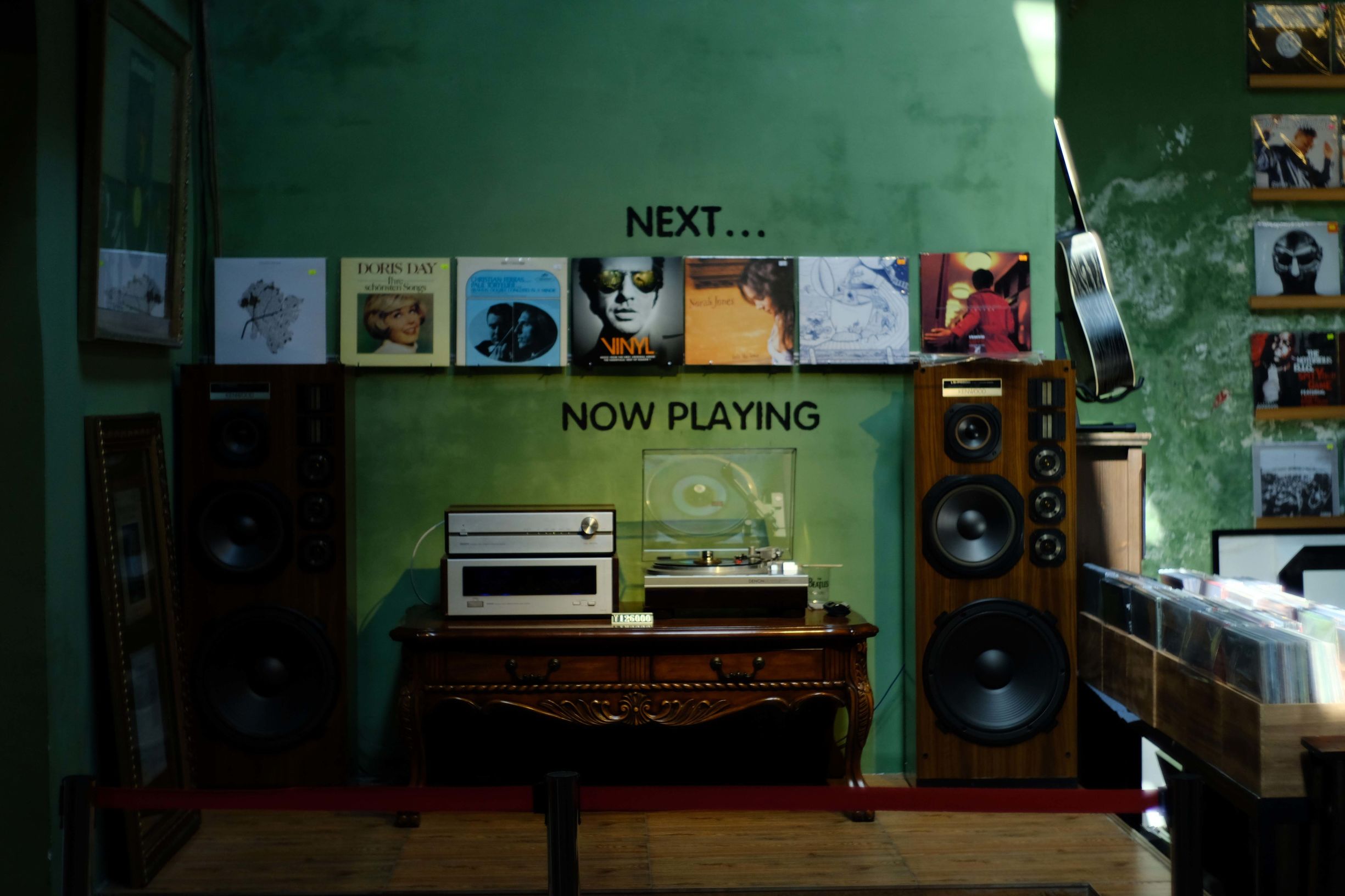 新西兰八年，逛唱片店、听黑胶，最后忍不住自己做了一张黑胶唱片