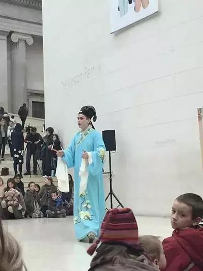 你怎样给外国人介绍中国,给外国人介绍中国不少于50字汉字