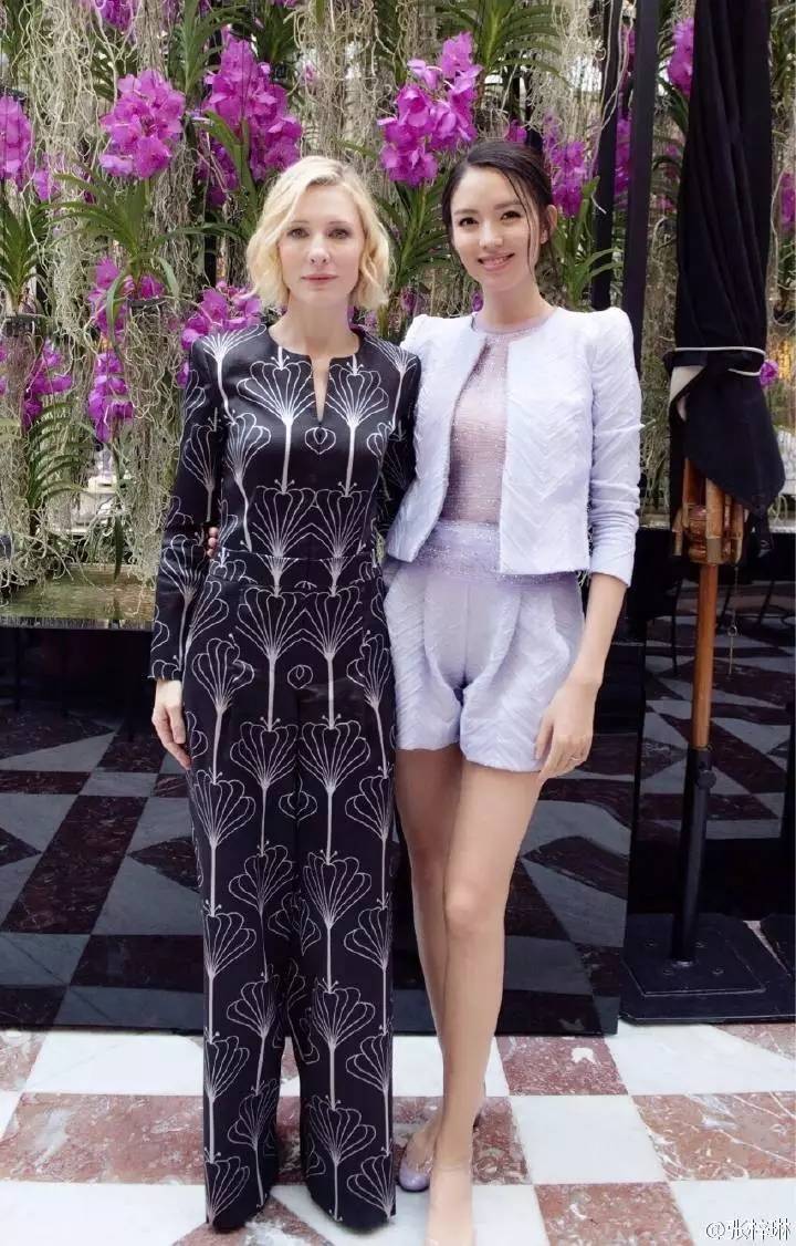 极度恐怖，胆小者慎入！唐嫣教你如何将头放入两腿之间！