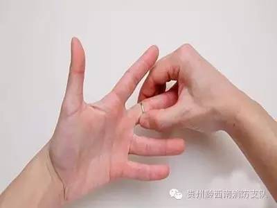 戒指无名指被卡住了怎么办,戒指卡住了不拔会发生什么