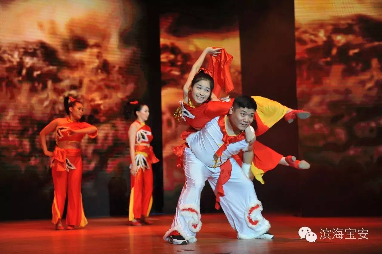 昨天，松岗人体验了一把公共文化服务带来的阳光雨露......