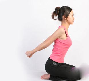 瑜伽靠墙手臂向上脚尖站立,瑜伽怎样练出手臂上的力量