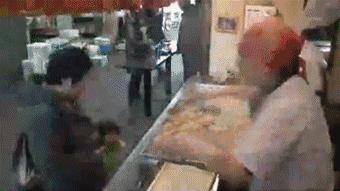 这家在街角开了60年的小摊，只卖一种料理，连个座位都没有，却把大家都暖哭了