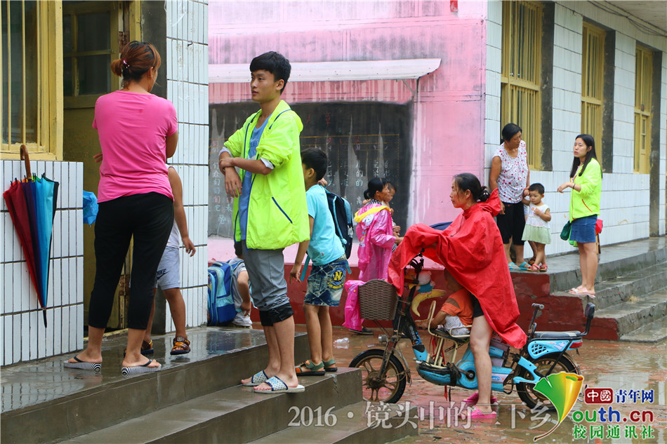 聊城大学学子文化下乡服务国学经典“邮递员”