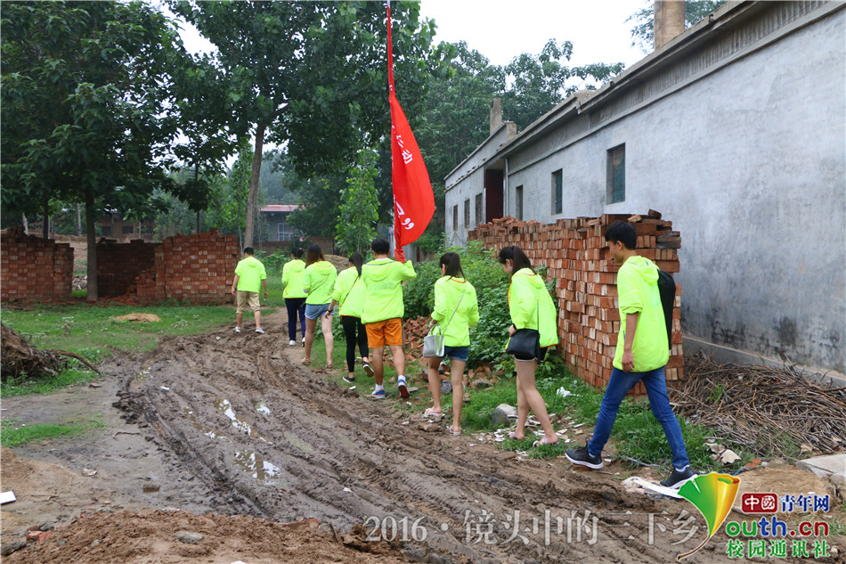 聊城大学学子文化下乡服务国学经典“邮递员”