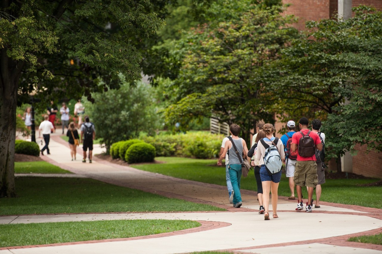 和警察“格斗”,*力暴**阴影下美国学校里的安全教育