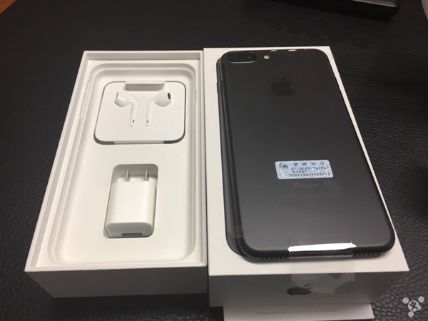 网友晒首批iPhone7开箱：黑色、玫瑰金成主流