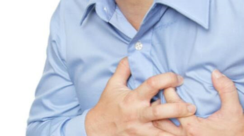 老人摔倒不扶老人去世要负什么责,老人摔倒没人敢扶好心姑娘送医院