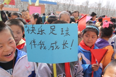 快乐足球满校园,快乐足球校园比赛视频