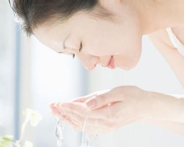 毛孔粗大黑头痘痘适合哪种护肤品,毛孔粗大黑头痘痘修复烂脸精华液