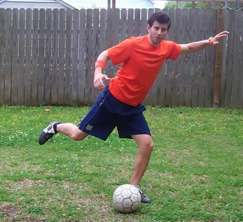 足球边线过人技巧,零基础怎么学会足球拉球