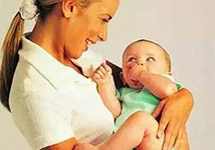 刚出生的婴儿谁第一个抱最好,刚出生的宝宝应该怎样抱