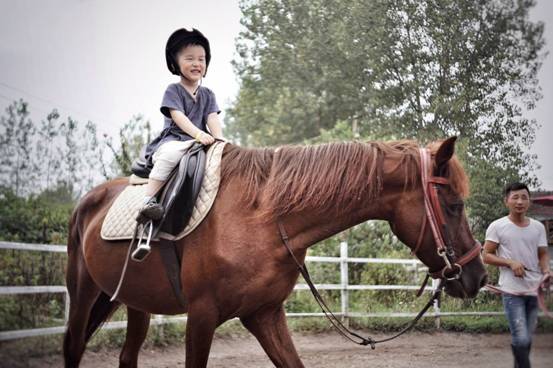 放慢脚步，带孩子住一晚农庄，骑一会儿马