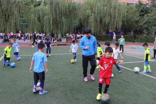 “Aha！我们的足球教练是国家队的”——花小足球队来了一个新