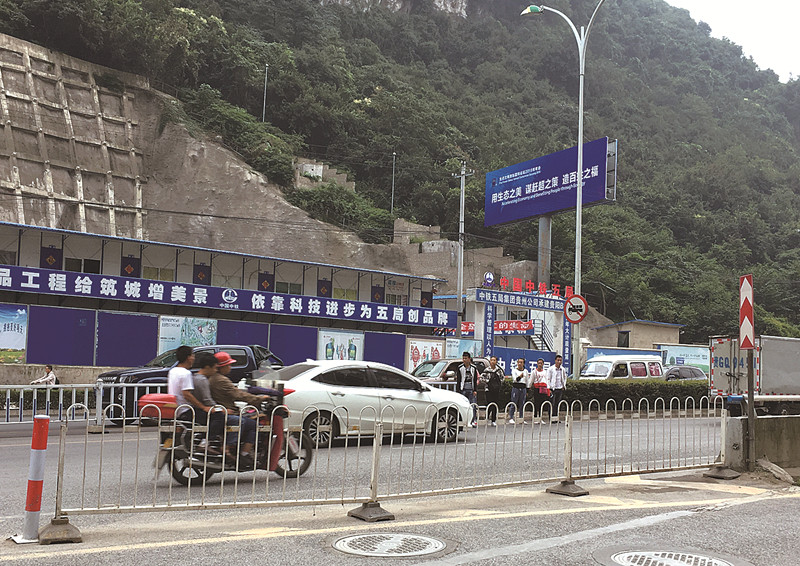 贵阳天誉城小区前无人行通道,横穿马路人车抢跑好危险