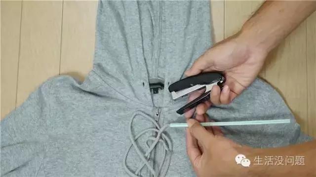 衣服绳子抽出来了怎么穿回去,衣服的松紧绳怎么穿进去的