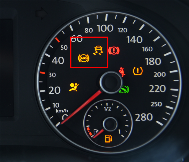 拒绝大宝剑不做无知小白仪表盘上亮起了红灯你还敢开车吗？