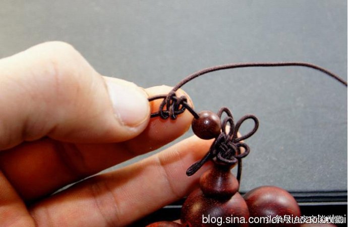 单股弹力绳手串收尾打结图解,穿手串的方法视频教程