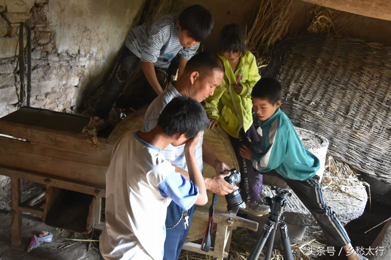 咱村来了摄影师，俺也去瞧瞧