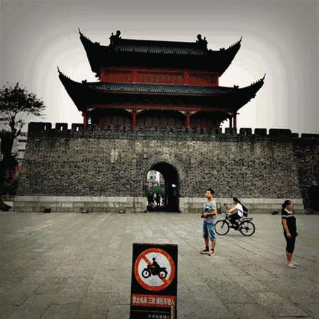 不忍直视！这群人又开始在汴河街蹭吃蹭喝了！