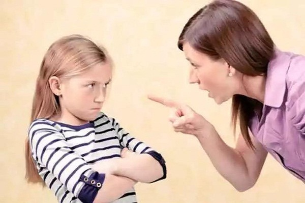 女孩经常挤腿怎么开导,小女孩老爱拽腿是怎么回事