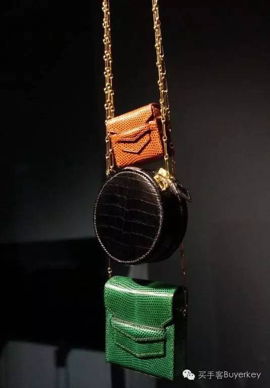 手拿包女推荐真皮徽章款,新款女士手拿包百搭大容量