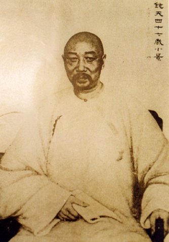 17岁嫁半百老夫，23岁丧夫守寡，大字不识，却用母爱养出一代大师