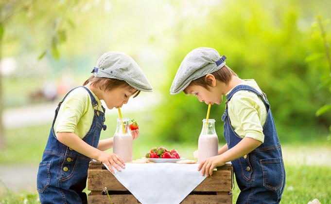 宝宝总是抢别人东西怎么办,宝宝爱管别人的事怎么办
