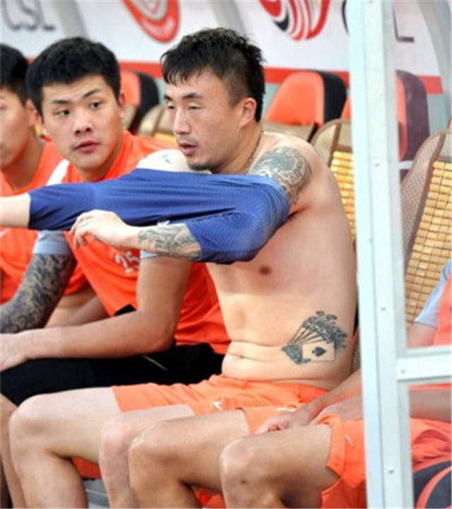 国足最新的球员身材图片,国足腹肌和其他运动员对比