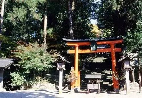 *月天五**：唱着二次元里的歌曲，治愈三次元中的我们