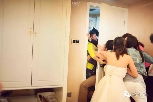 你有堵门*法大**我有破门大计，有新郎居然自带开锁匠