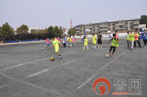 胶州45小将到鑫正足球俱乐部体验“球星课”