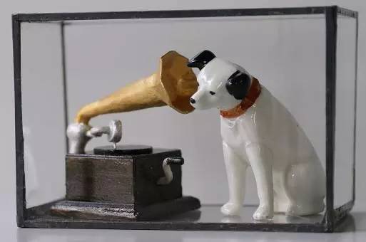 小狗尼帕Listen to His Masters Voice