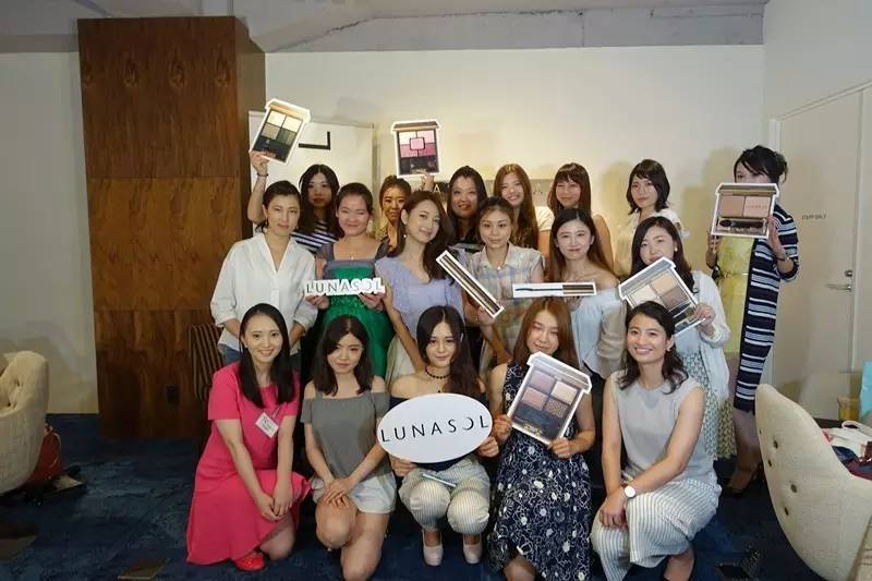 日本的日月晶采两用粉饼怎么样,日月晶采和眼影