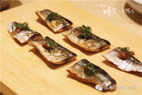 这家店进门要先鞠躬，招牌只在晚上有！