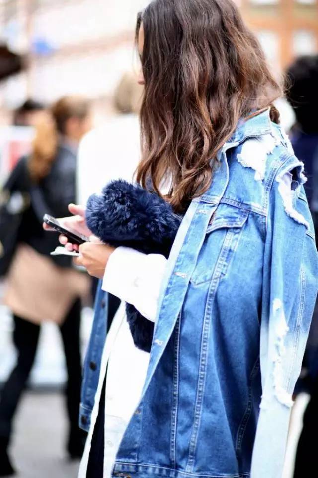 像Gigi一样时髦就穿那样一件牛仔外套（今秋最时髦的牛仔清单）
