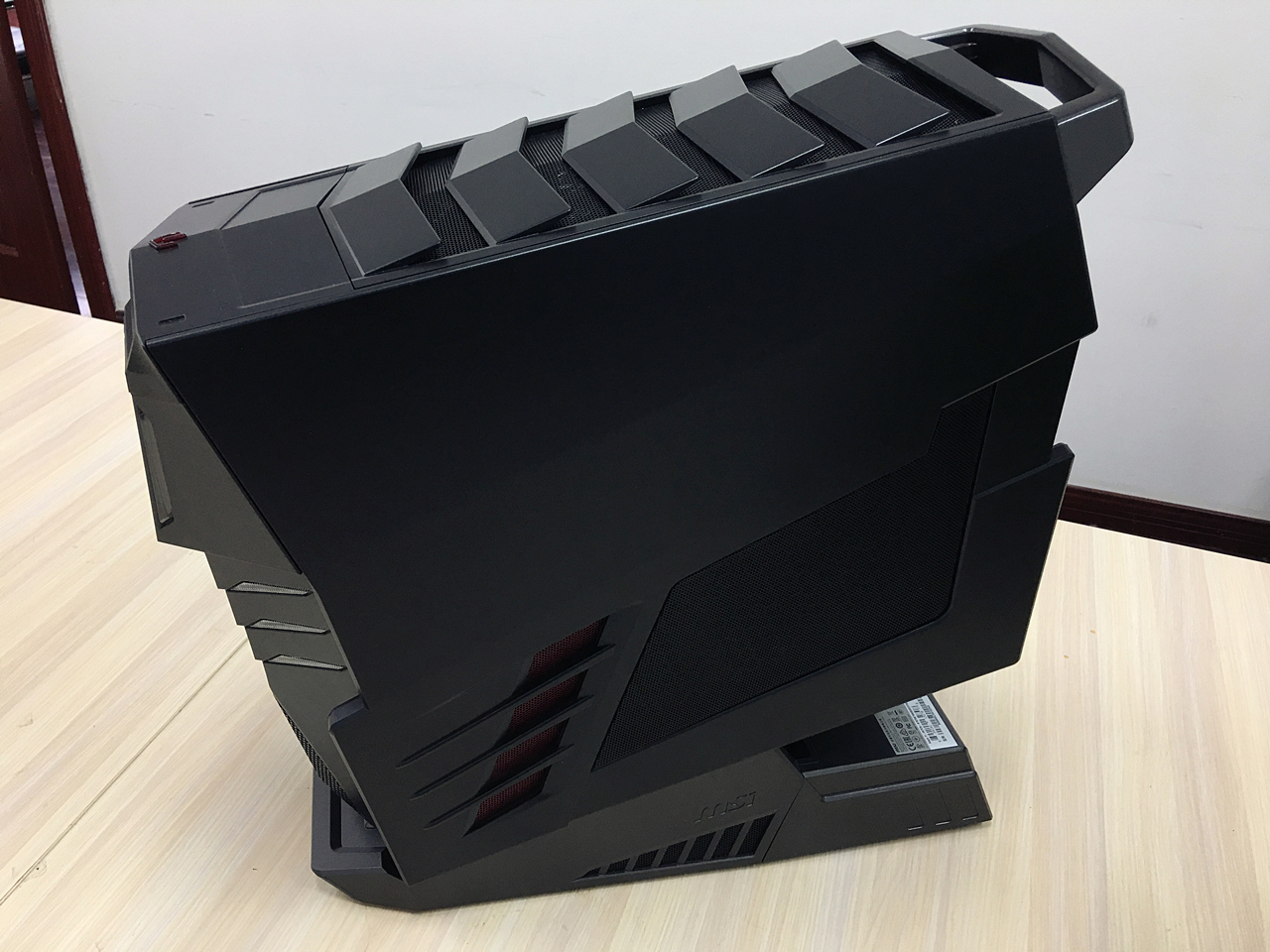 高颜值机皇,微星整机「宙斯盾-钛」评测